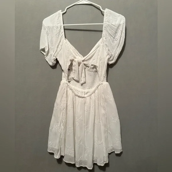 NWT Hollister white eyelet puff sleeve mini dress Size Medium - Picture 4 of 5